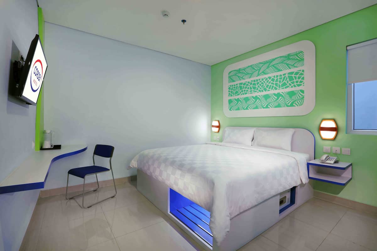 In-room safe, desk, free WiFi