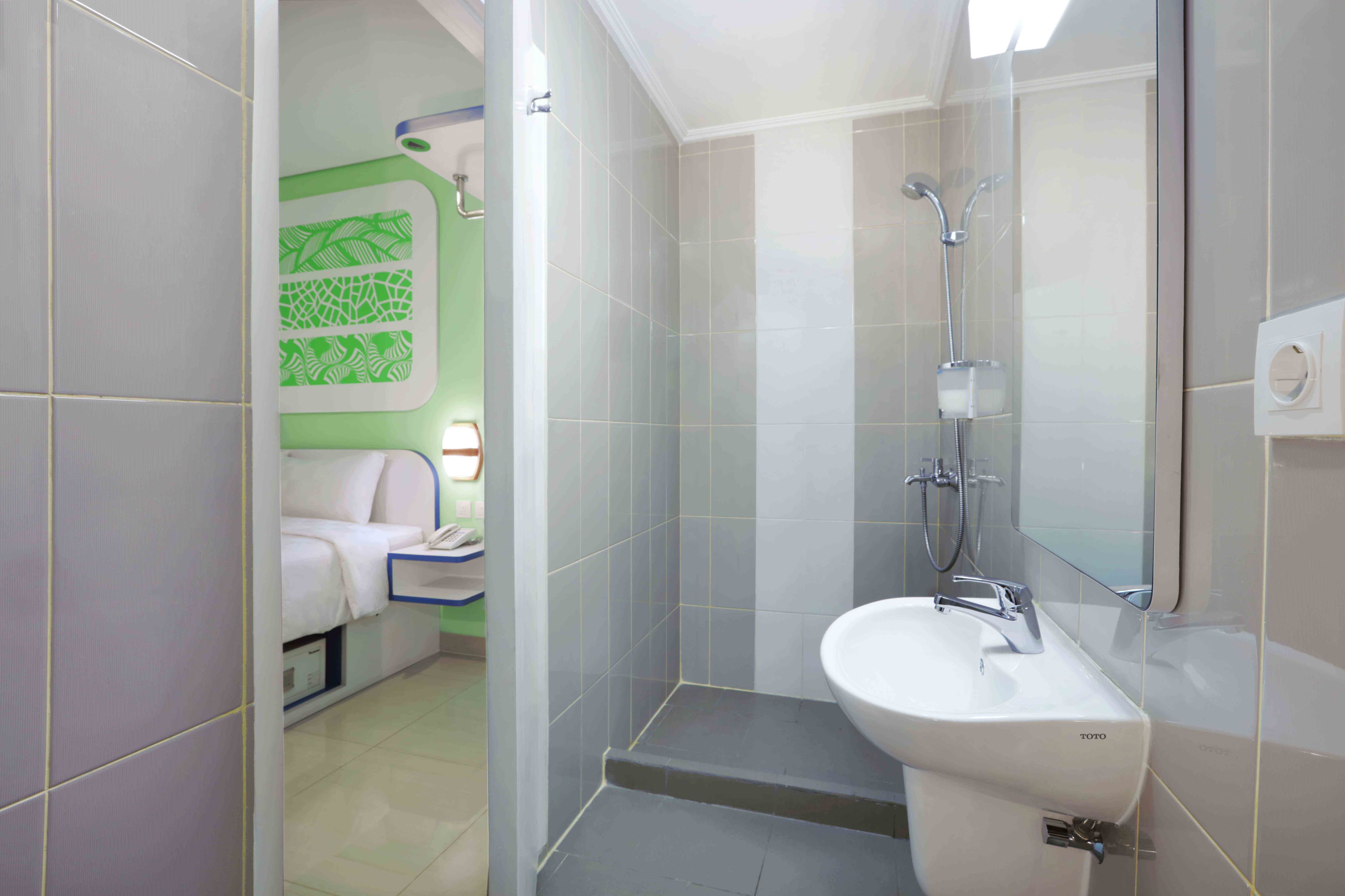 Deluxe Room | Bathroom | Shower, free toiletries, bidet, towels