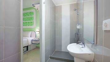 Deluxe Room | Bathroom | Shower, free toiletries, bidet, towels