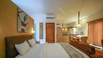 Deluxe Room | Minibar, desk, soundproofing, rollaway beds