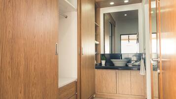Deluxe Room | Bathroom sink