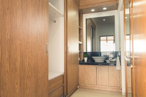 Deluxe Room | Bathroom sink