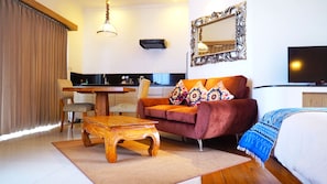 Deluxe Room | Living area | Flat-screen TV - Ocean View Residence - Hotel Jepara (Jepara)