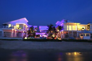 Fachada de la propiedad por la tarde o noche