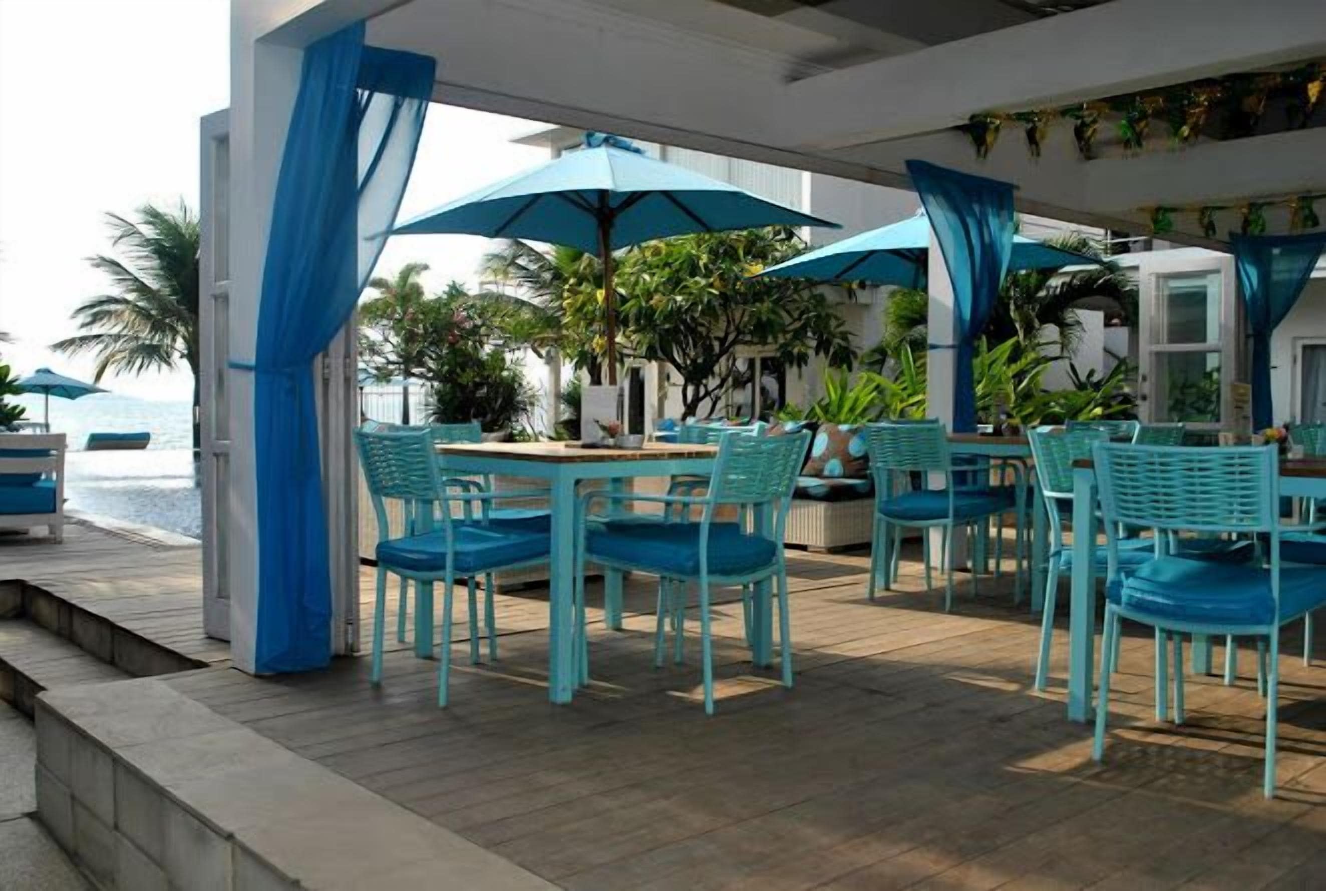 Breakfast, lunch, dinner served; international cuisine 