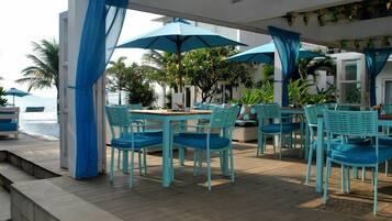 Breakfast, lunch, dinner served; international cuisine