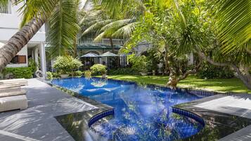 Outdoor pool, sun loungers