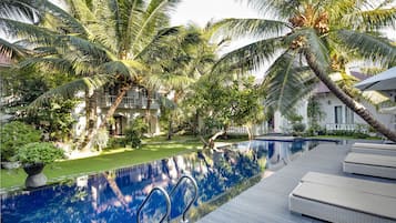 Outdoor pool, sun loungers