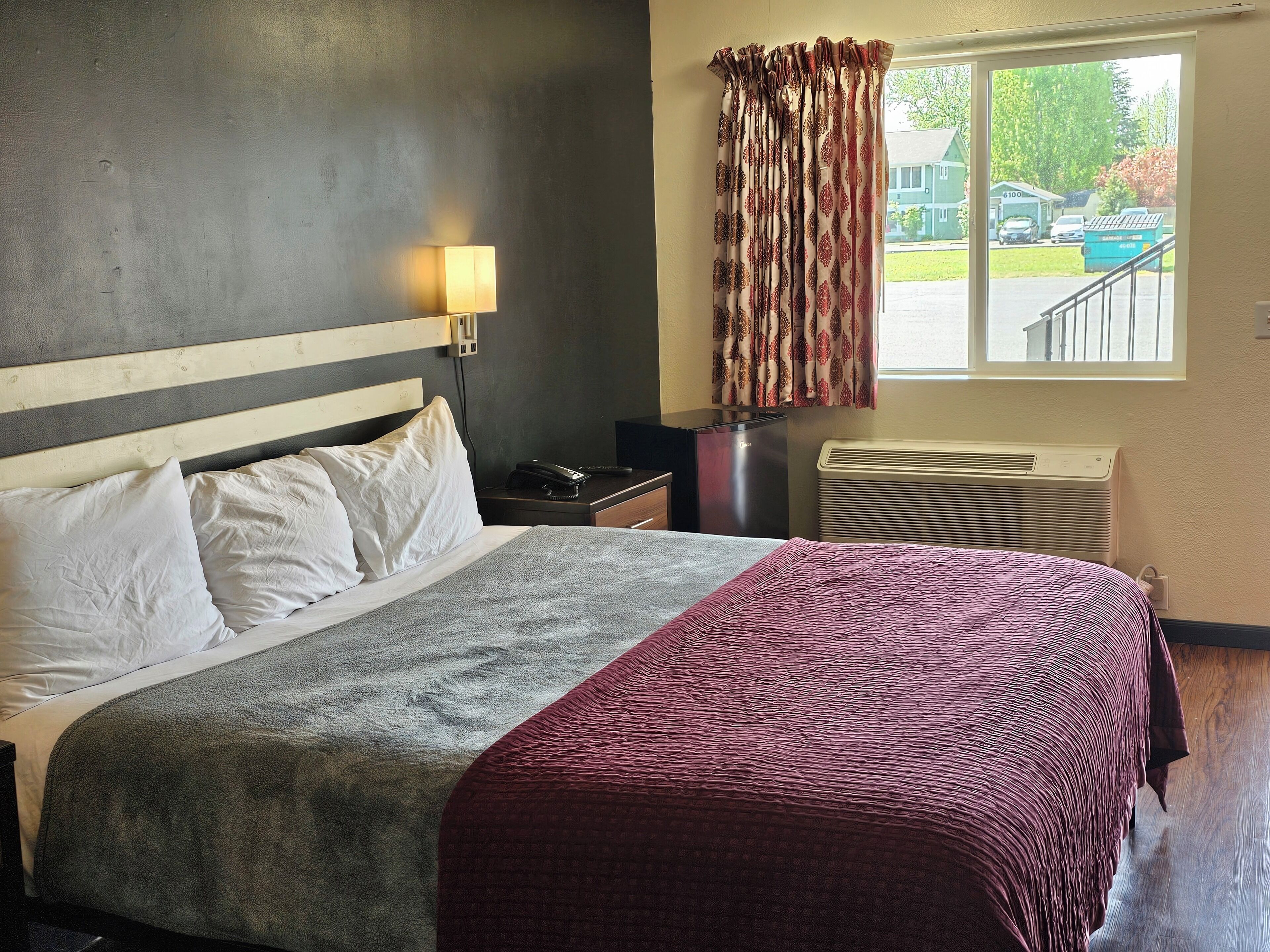 Tabla de planchar con plancha, wifi gratis y ropa de cama 