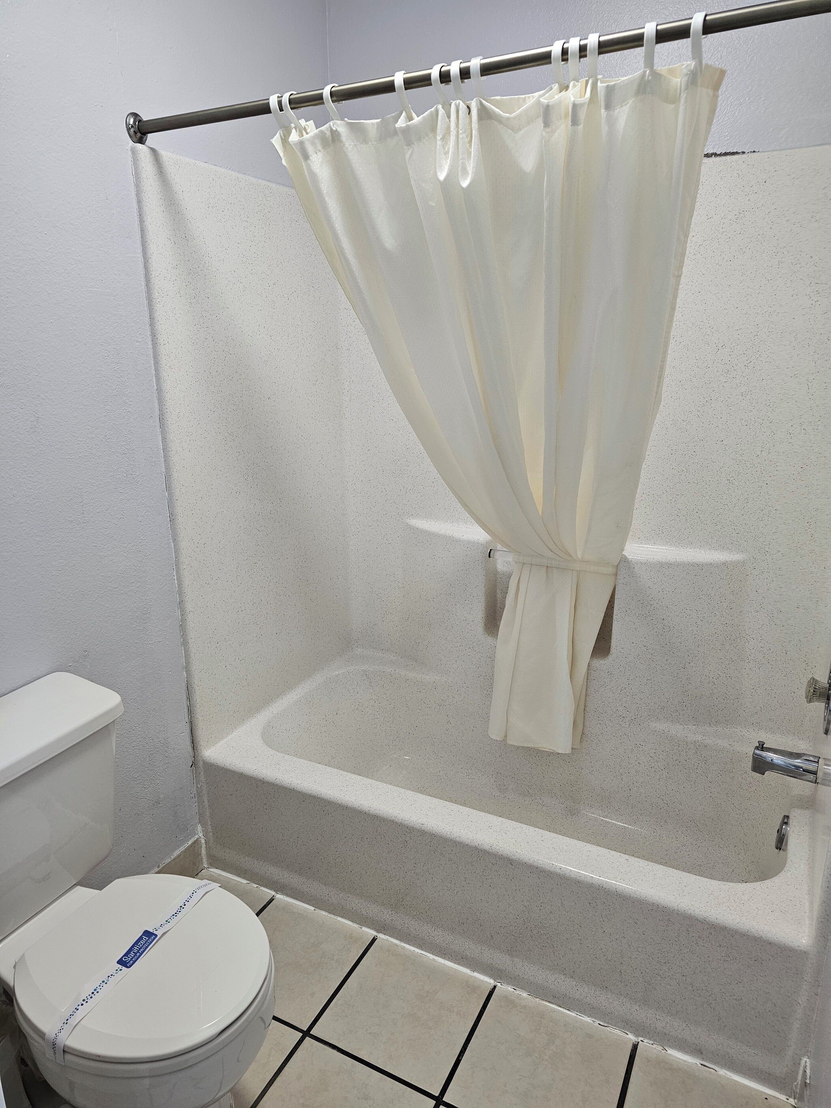Deluxe-Zimmer, 2 Queen-Betten, Nichtraucher, Kühlschrank und Mikrowelle | Badezimmer | Duschwanne, kostenlose Toilettenartikel, Haartrockner, Handtücher