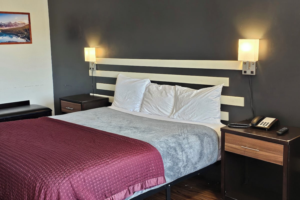 Chambre Standard, 1 trÚs grand lit, non-fumeurs, réfrigérateur et four à micro-ondes | Salle de bain | Ensemble douche/baignoire, articles de toilette gratuits, sÚche-cheveux