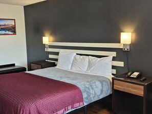 Standard Room, 1 King Bed, Non Smoking, Refrigerator & Microwave | Bathroom | Combined shower/bathtub, free toiletries, hair dryer, towels