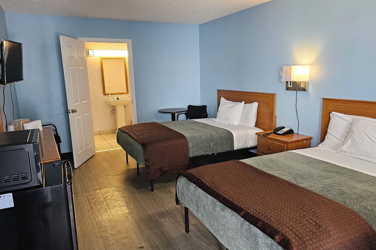 Chambre Deluxe, 2 lits doubles, non-fumeurs, réfrigérateur et four à micro-ondes | Fer et planche à repasser, Wi-Fi gratuit, draps fournis