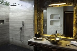 Een douche, gratis toiletartikelen, een haardroger, badjassen