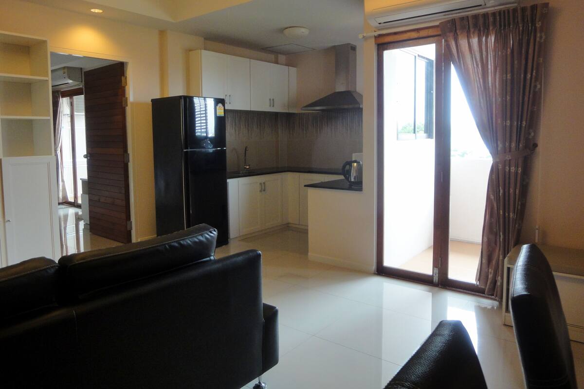 senior suite | living room | 34-inch flat-screen tv with cable channels, tv