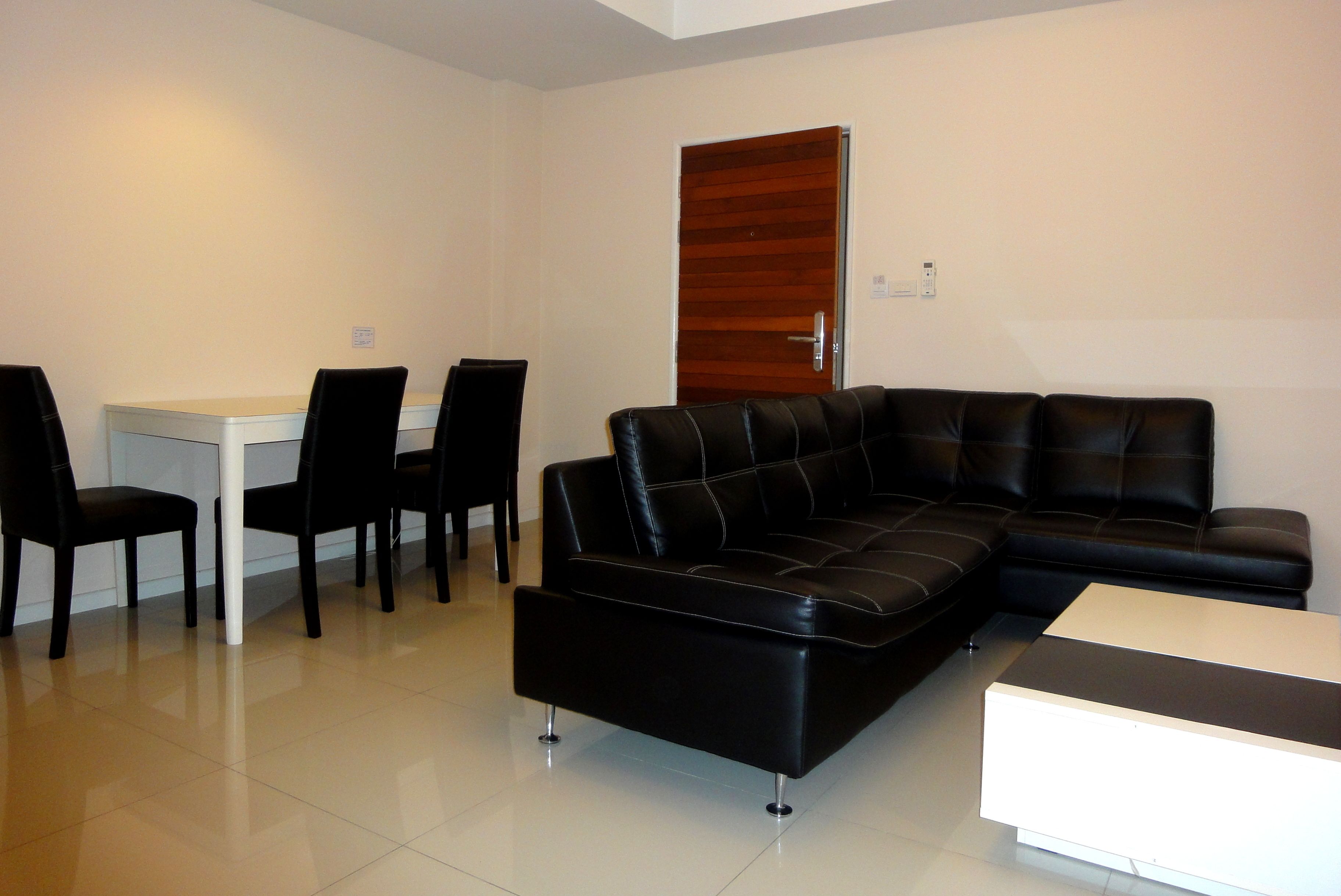 Senior Suite | Living area | 34-inch flat-screen TV with cable channels, TV