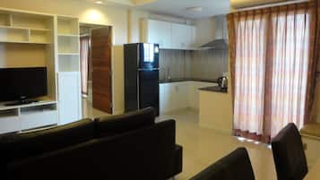 Senior Suite | Living area | 34-inch flat-screen TV with cable channels, TV
