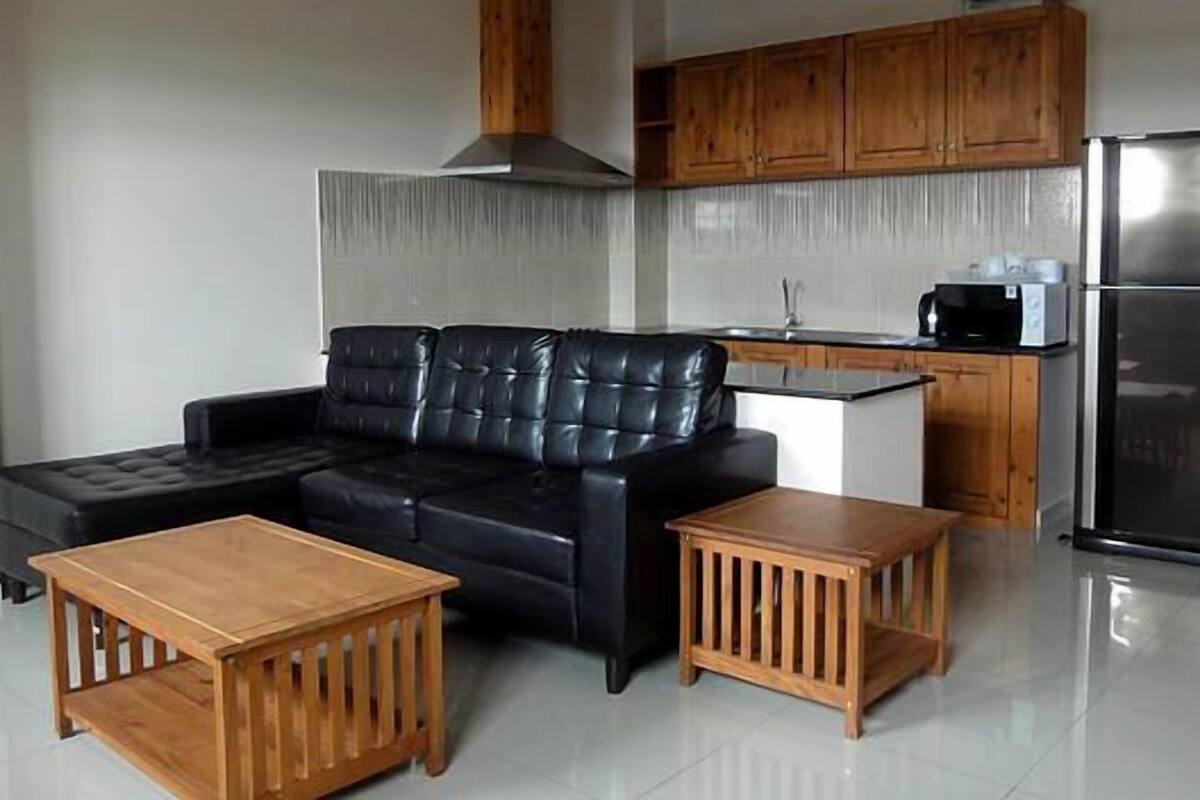 junior plan house suite | living room | 34-inch flat-screen tv with cable channels, tv