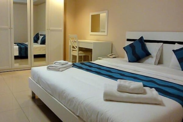 Junior suite | Cofres nos quartos, escrivaninha, cortinas blackout
