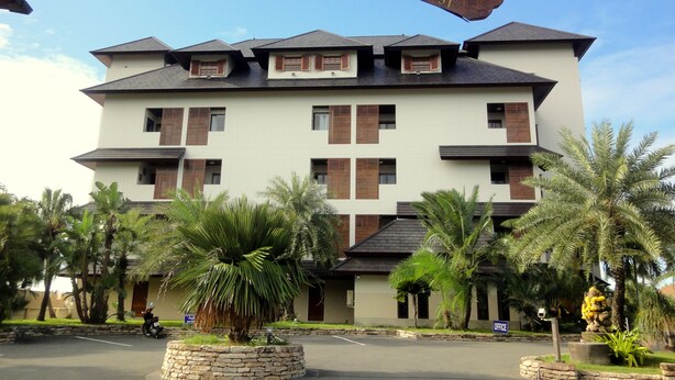Un edificio de varios pisos con un letrero que dice "Royal Place Banchang" y un número de contacto.