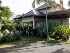 Se sirven desayunos y cenas; cocina local; con vista al jardín