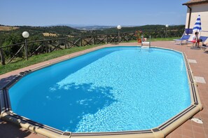 Piscine extérieure (ouverte en saison), chaises longues