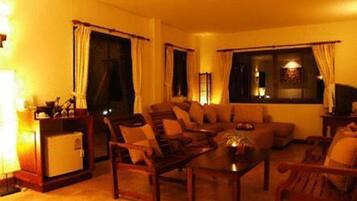 Deluxe-huone | Minibaari, tallelokero huoneessa, ilmaiset vauvansängyt, lisävuoteet