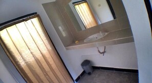 Douche, articles de toilette gratuits, bidet, serviettes fournies