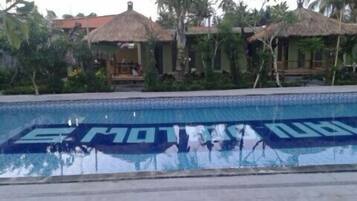 Una piscina al aire libre