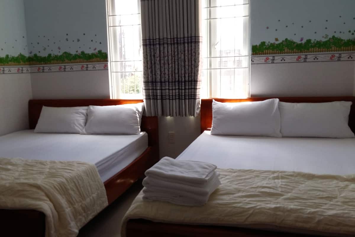 family room | minibar, in-room safe, cots/infant beds, rollaway beds