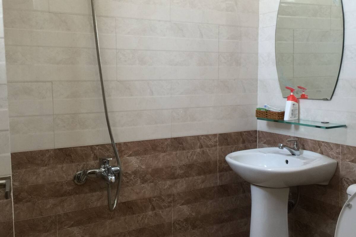 family room | bathroom | shower, free toiletries, hair dryer, slippers