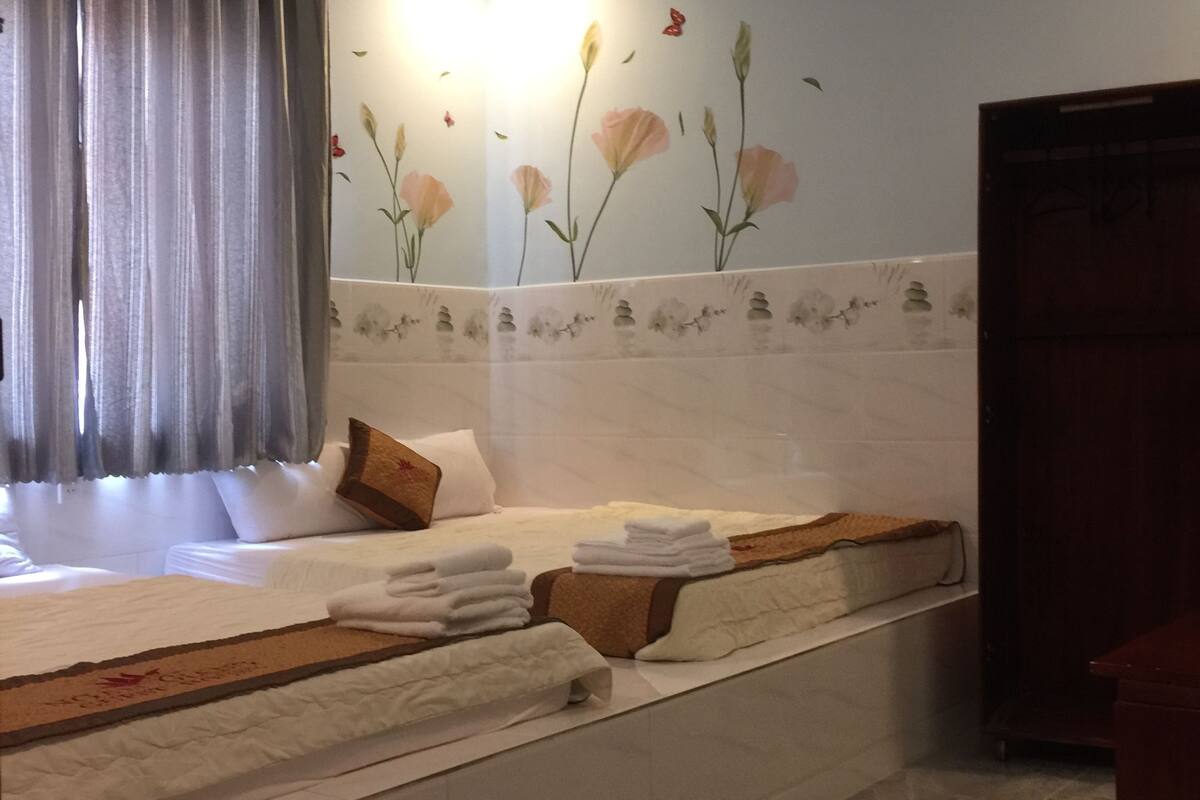 family room | minibar, in-room safe, cots/infant beds, rollaway beds