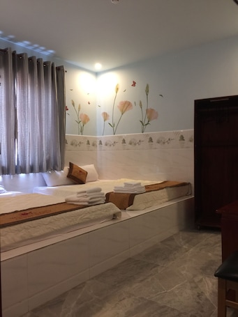 Family Room | Minibar, in-room safe, cribs/infant beds, rollaway beds. Ngan Giang Guest House