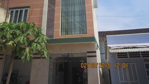 Un immeuble à plusieurs étages, sur lequel on peut lire l’inscription « NGAN GIANG » en haut.