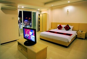 Suite, pemandangan kota | Minibar, brankas, meja kerja, dan Wi-Fi gratis