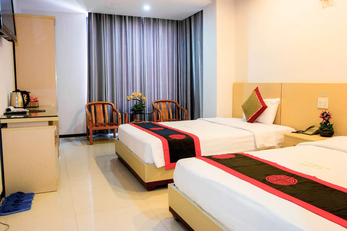Deluxe Room, 2 Single Beds, Non Smoking | Minibar, in-room safe, desk, free WiFi