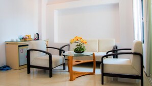 Suíte, vista para a cidade | Frigobar, cofres nos quartos, escrivaninha, Wi-Fi de cortesia