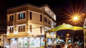 Un edificio de varios pisos con un arco de entrada destacado.