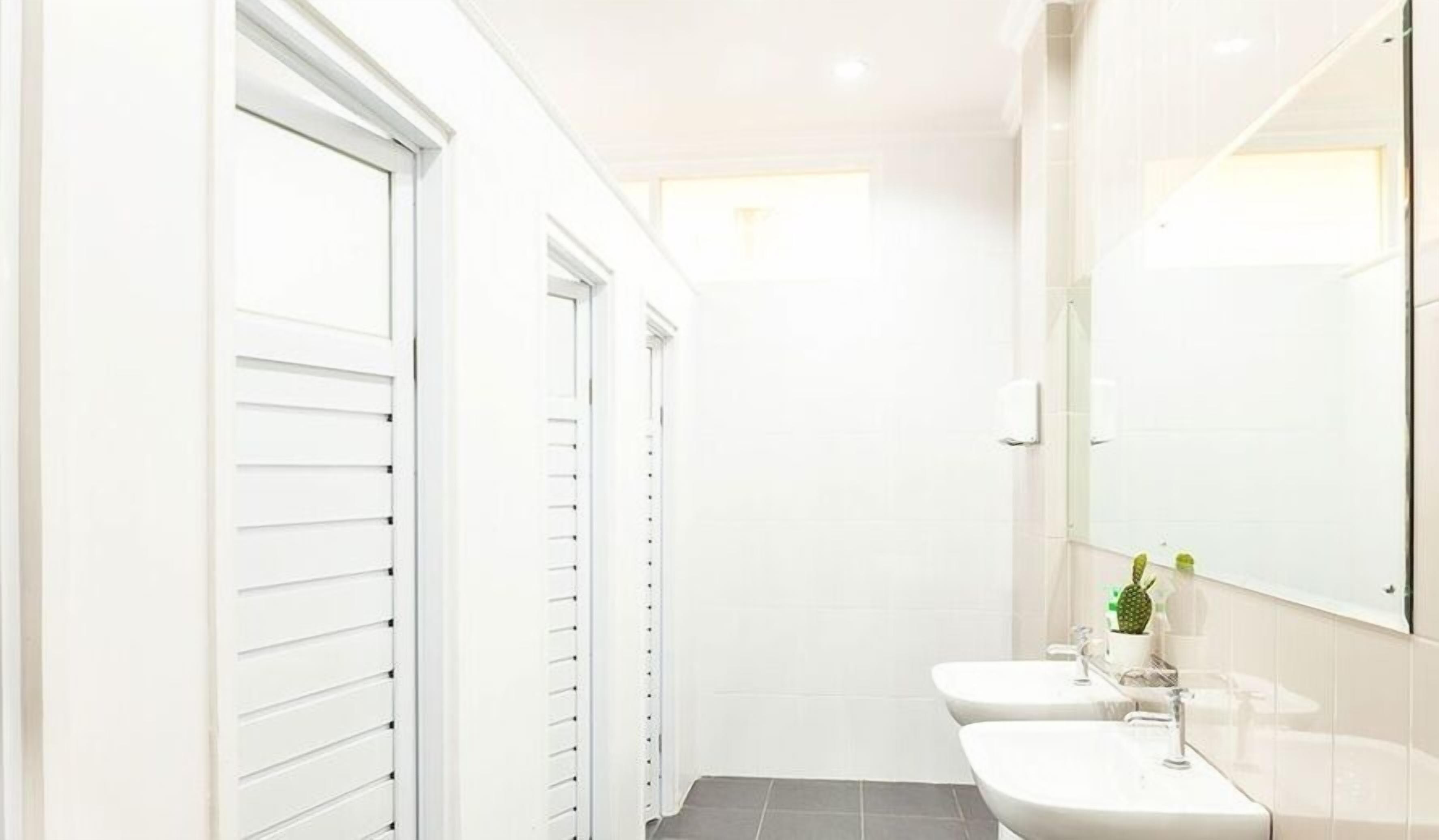 Basic Room, 1 Bedroom | Bilik Mandi | Pancuran mandi, pengering rambut, tuala disediakan 