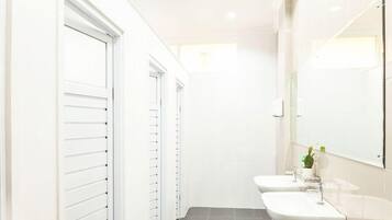 Basic Room, 1 Bedroom | Bilik Mandi | Pancuran mandi, pengering rambut, tuala disediakan