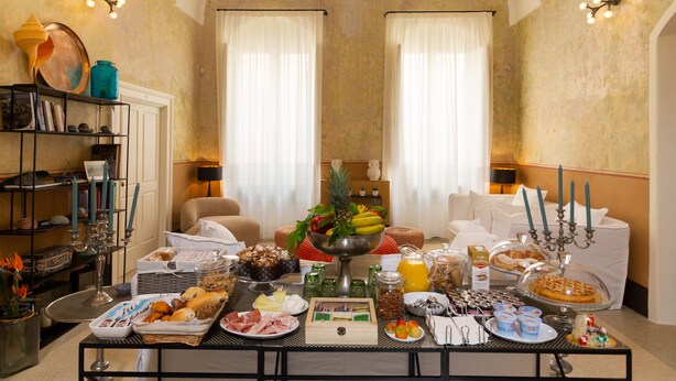Un bufé de desayuno con diversas opciones de comida y una decoración central.