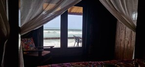 Chalet rustique Supérieur, 1 grand lit, terrasse, vue sur la mer | 1 chambre, rideaux d’obscurcissement, système d’insonorisation