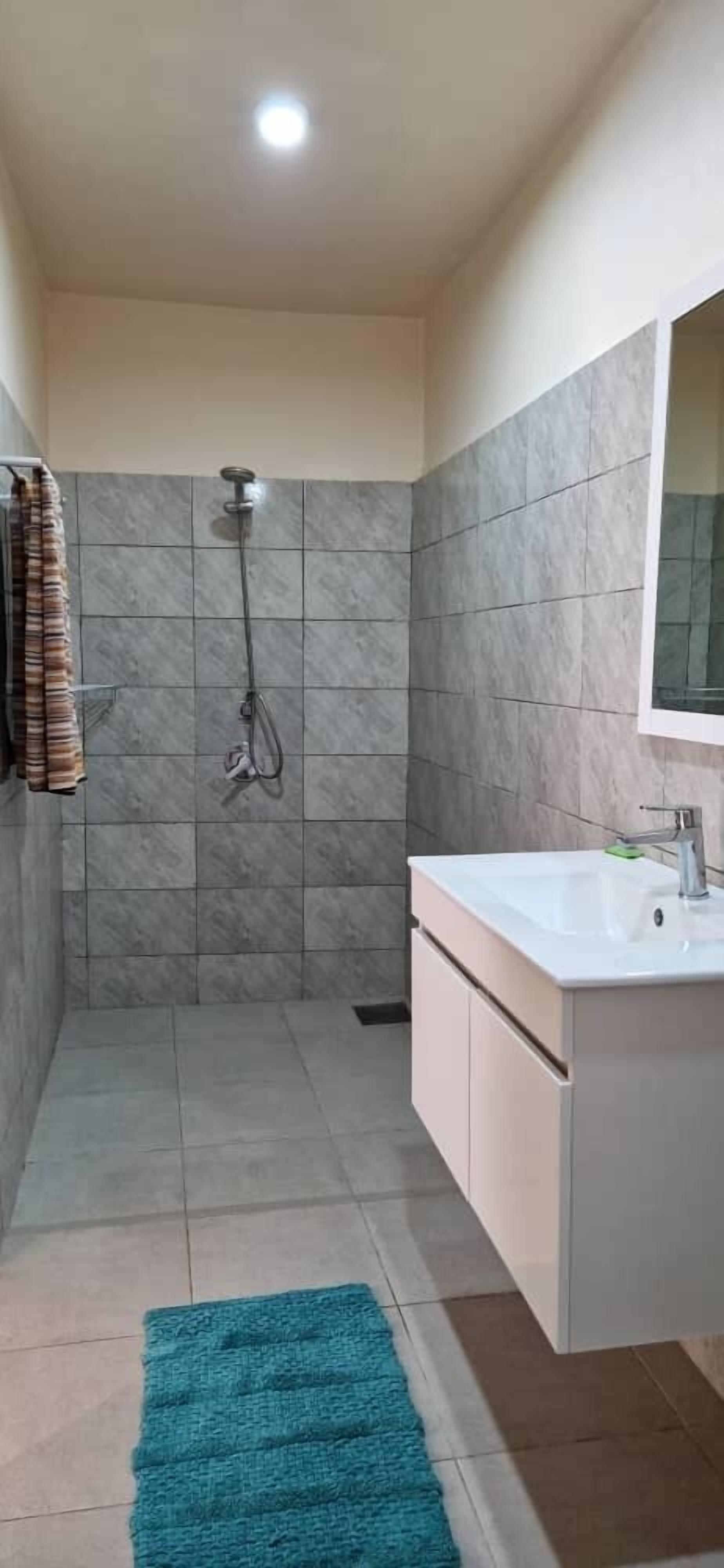 Chambre Affaires double | Salle de bain | Douche, serviettes fournies, savon, papier de toilette
