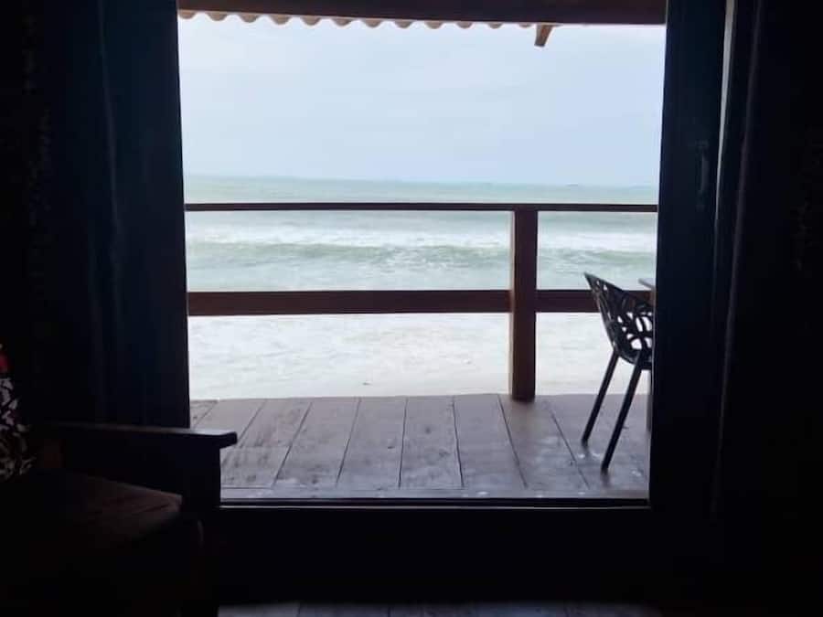 Una habitación con vista al océano a través de una ventana.