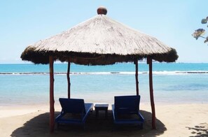 Private beach, sun-loungers, beach massages, beach bar - New Robinson Plage (Lomé)