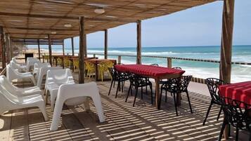 Melayani sarapan, makan siang, makan malam; dengan pemandangan pantai