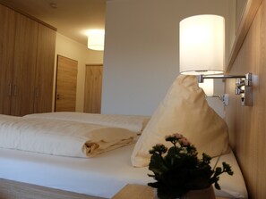 Habitación doble, balcón | Ropa de cama hipoalergénica, caja fuerte, cortinas opacas y wifi gratis