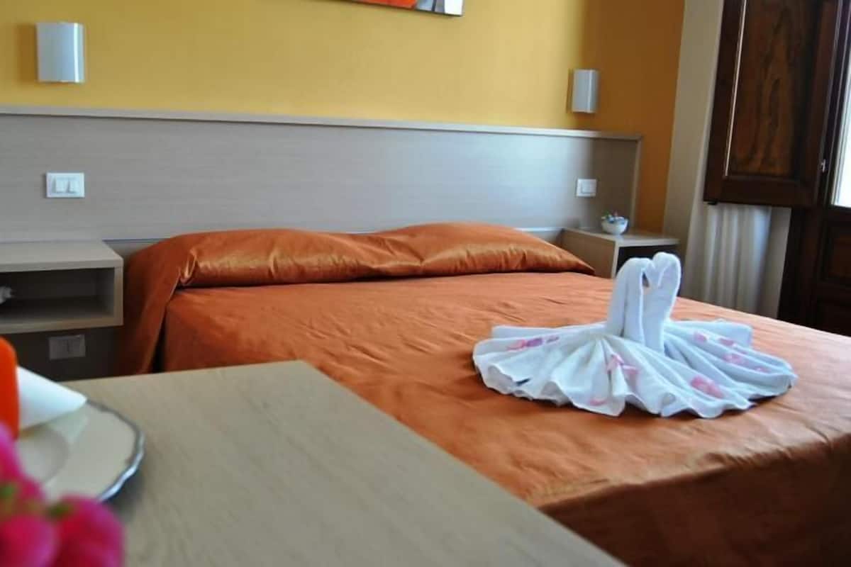 Suite junior, 2 habitaciones | Ropa de cama de alta calidad, minibar, escritorio y insonorización