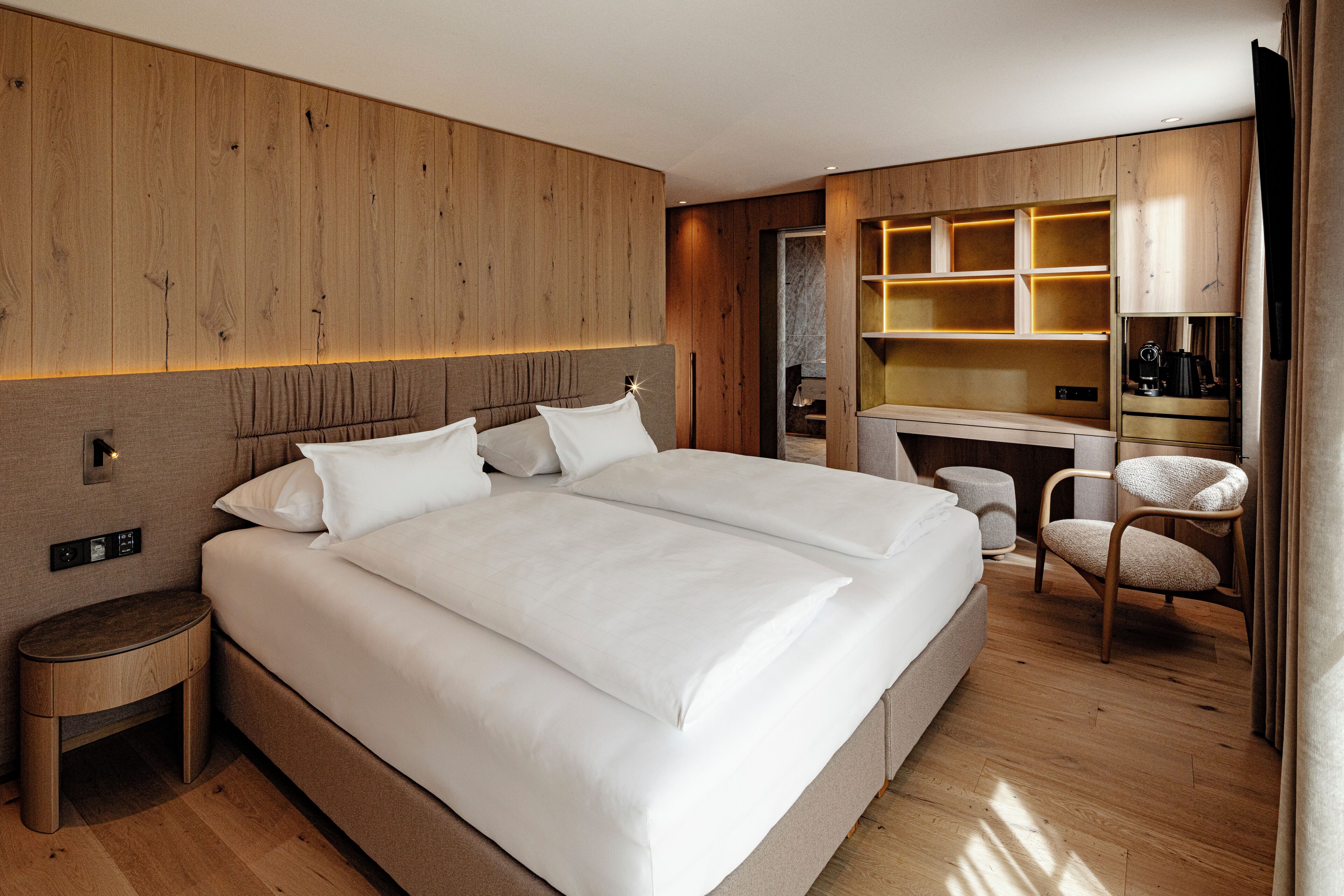 Minibar, coffres-forts dans les chambres, bureau