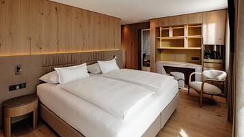 Minibar, coffres-forts dans les chambres, bureau